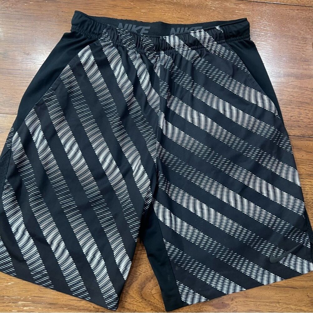 Nike Dri-FIT Diagonal Stripe Basketball Training Shorts - Black/White- Large